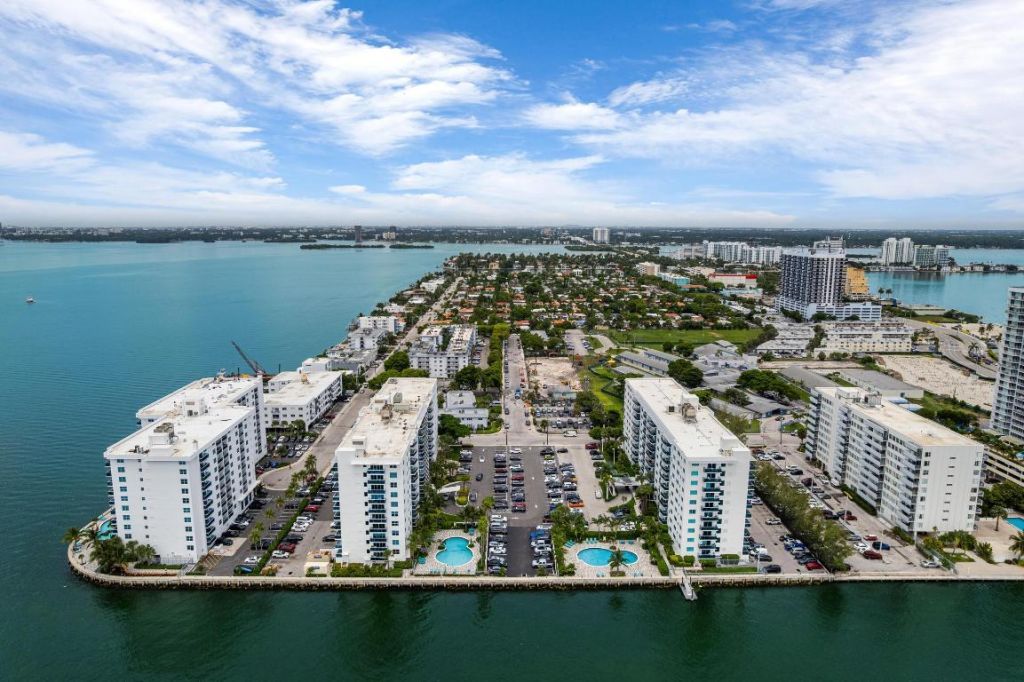 7501 E Treasure Drive, Unit 8n, North Bay Village, FL 33141 Photo