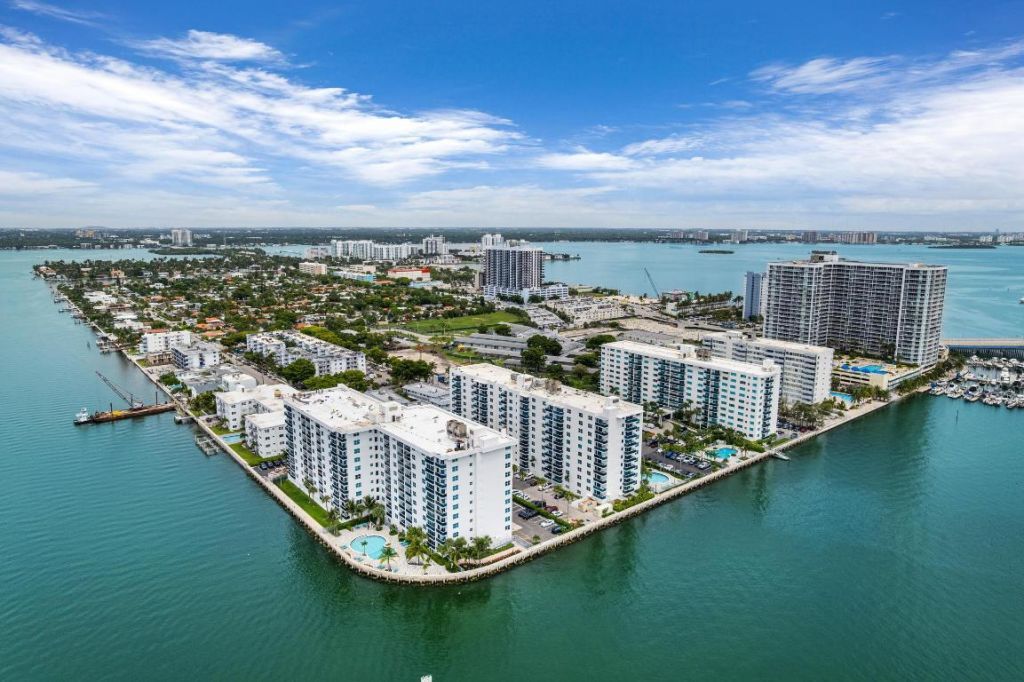 7501 E Treasure Drive, Unit 8n, North Bay Village, FL 33141 Photo