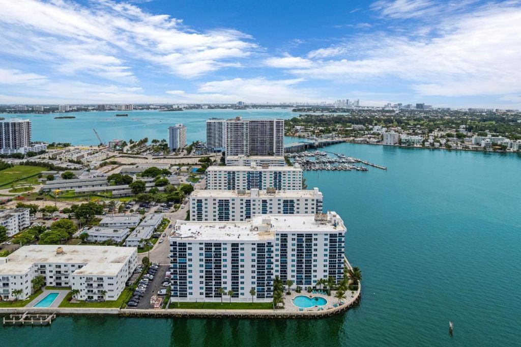 7501 E Treasure Drive, Unit 8n, North Bay Village, FL 33141 Photo