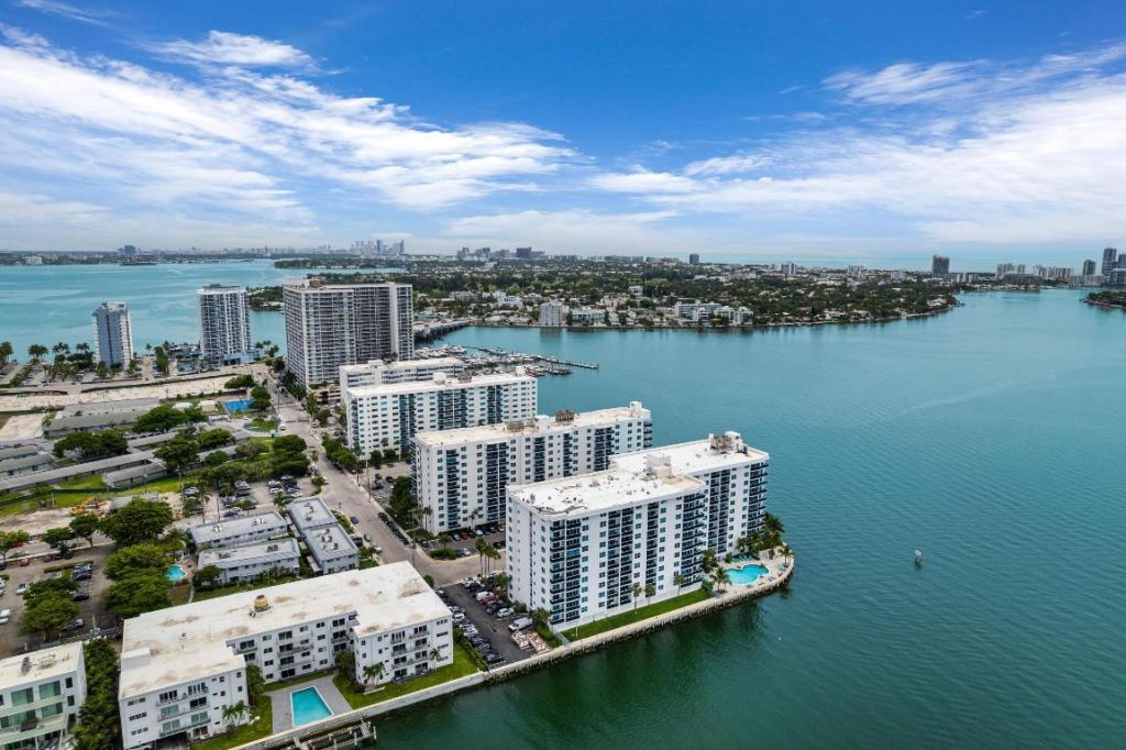 7501 E Treasure Drive, Unit 8n, North Bay Village, FL 33141 Photo