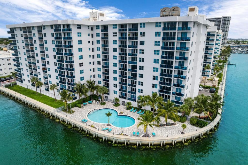 7501 E Treasure Drive, Unit 8n, North Bay Village, FL 33141 Photo