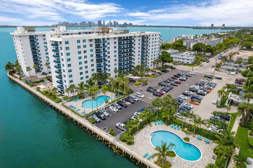 7501 E Treasure Drive, Unit 8n, North Bay Village, FL 33141 Photo