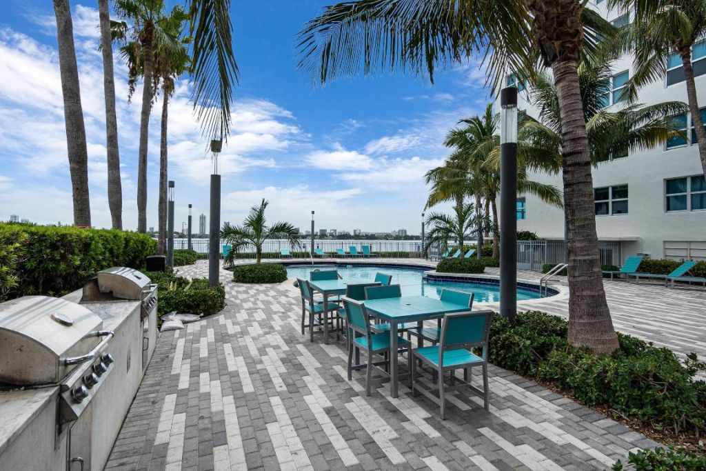 7501 E Treasure Drive, Unit 8n, North Bay Village, FL 33141 Photo