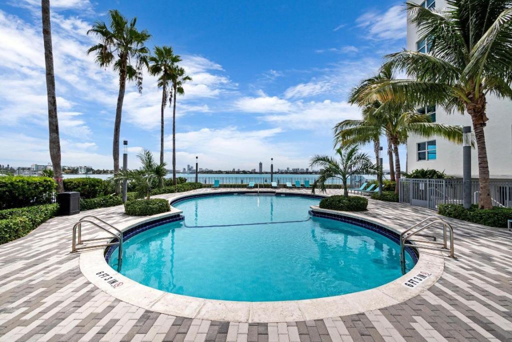 7501 E Treasure Drive, Unit 8n, North Bay Village, FL 33141 Photo