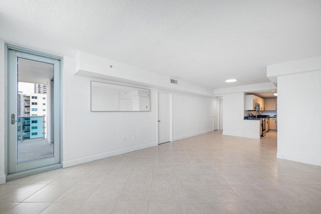 7501 E Treasure Drive, Unit 8n, North Bay Village, FL 33141 Photo