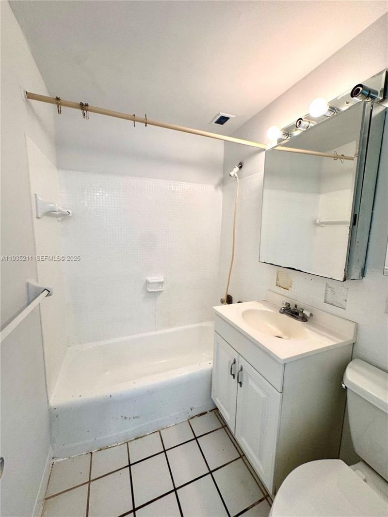 880 NE 69th St, Unit 14H, Miami, FL 33138 Photo