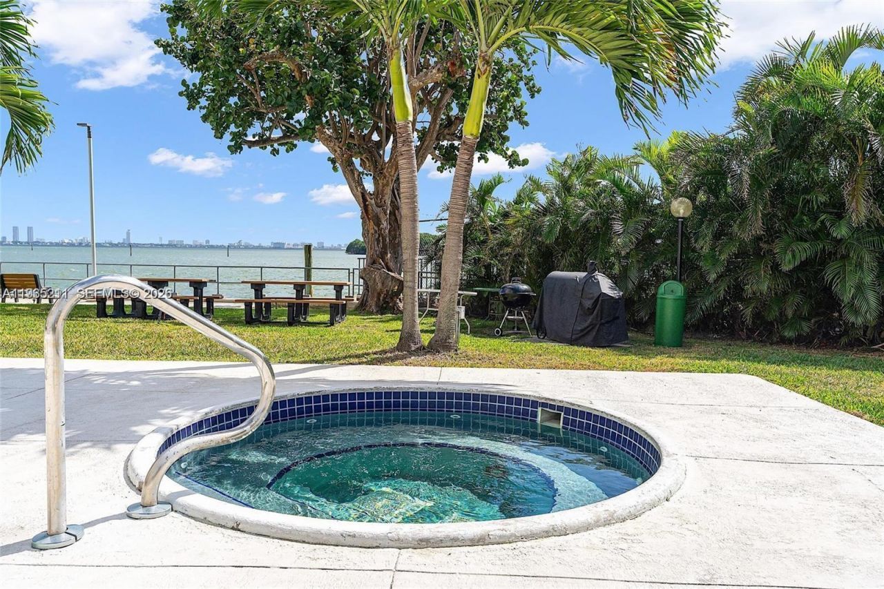 880 NE 69th St, Unit 14H, Miami, FL 33138 Photo