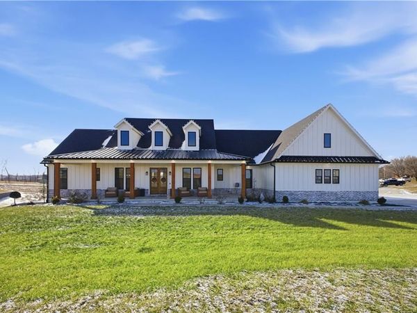 2 SE Woodview Road, St Joseph, MO 64507