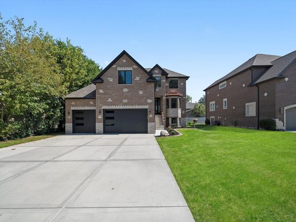10441 S 83rd Avenue, Palos Hills, IL 60465