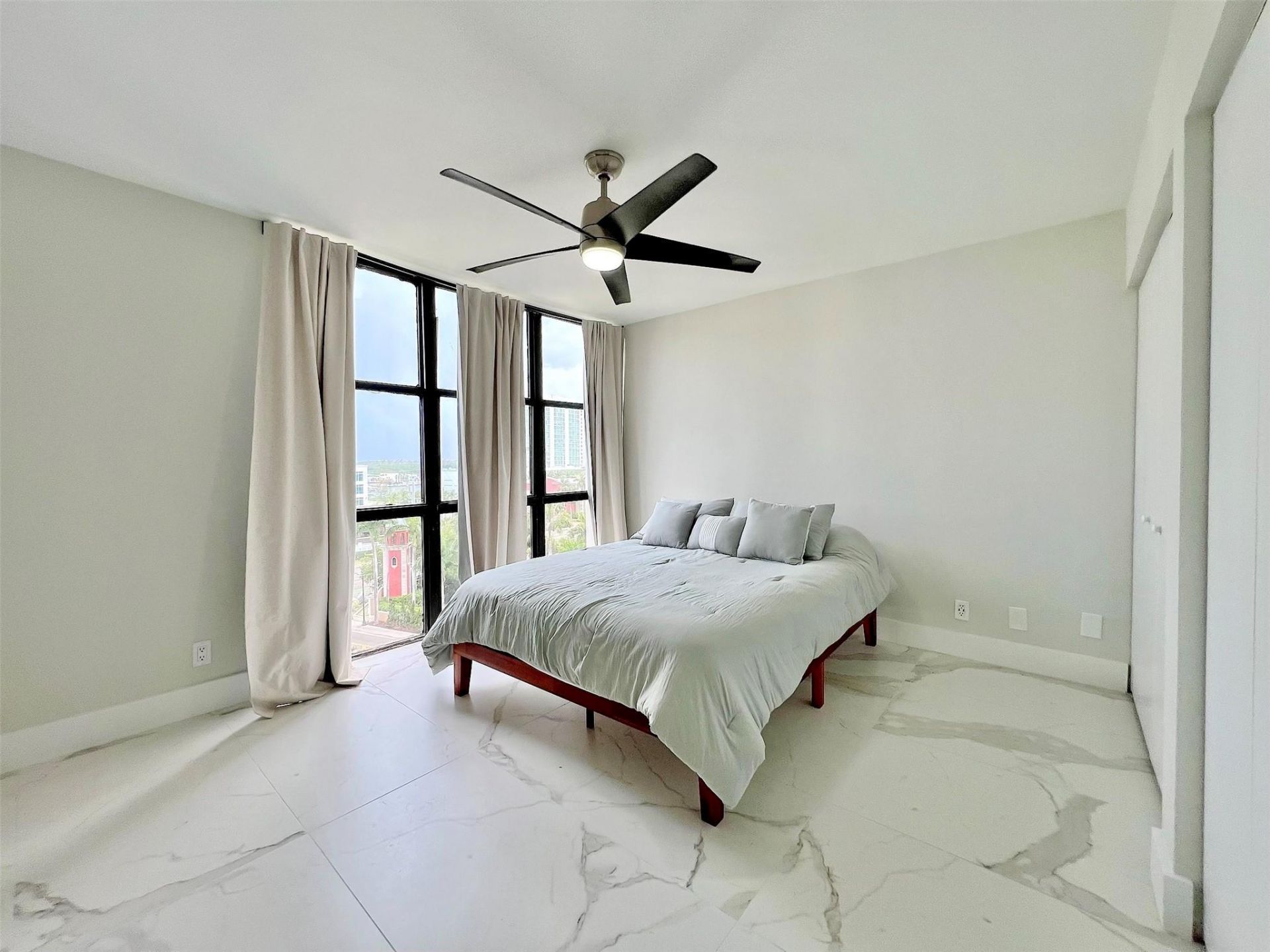 16919 N Bay Road, Unit 911, Sunny Isles Beach, FL 33160 Photo