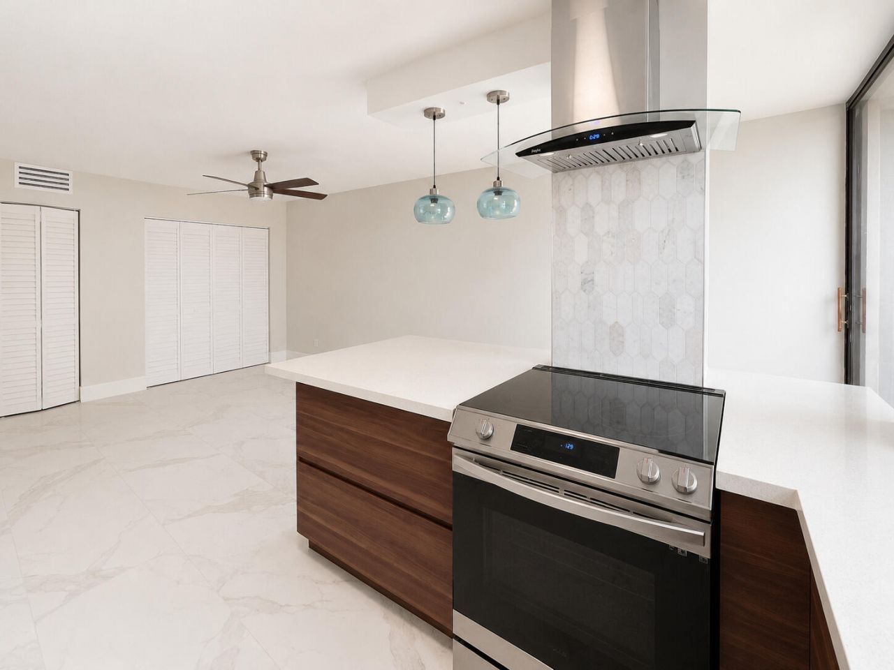 16919 N Bay Road, Unit 911, Sunny Isles Beach, FL 33160 Photo