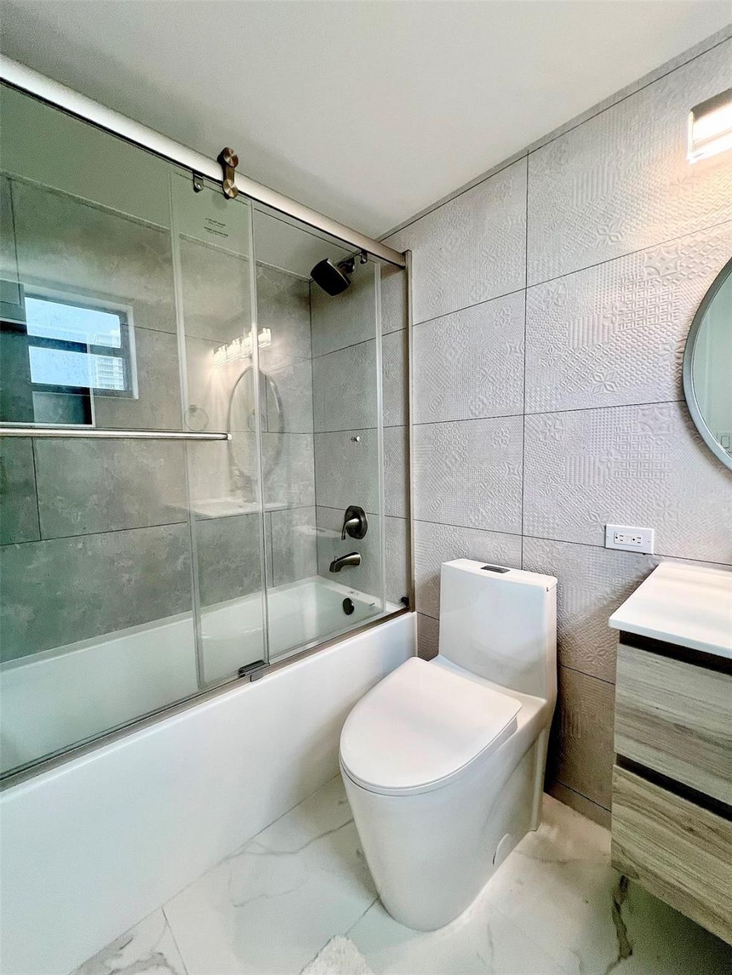 16919 N Bay Road, Unit 911, Sunny Isles Beach, FL 33160 Photo