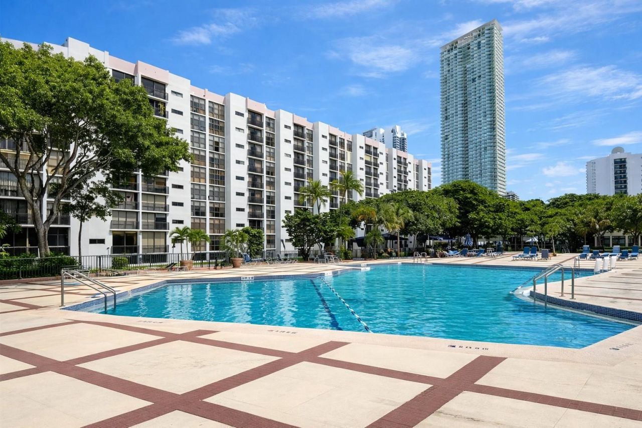 16919 N Bay Road, Unit 911, Sunny Isles Beach, FL 33160 Photo
