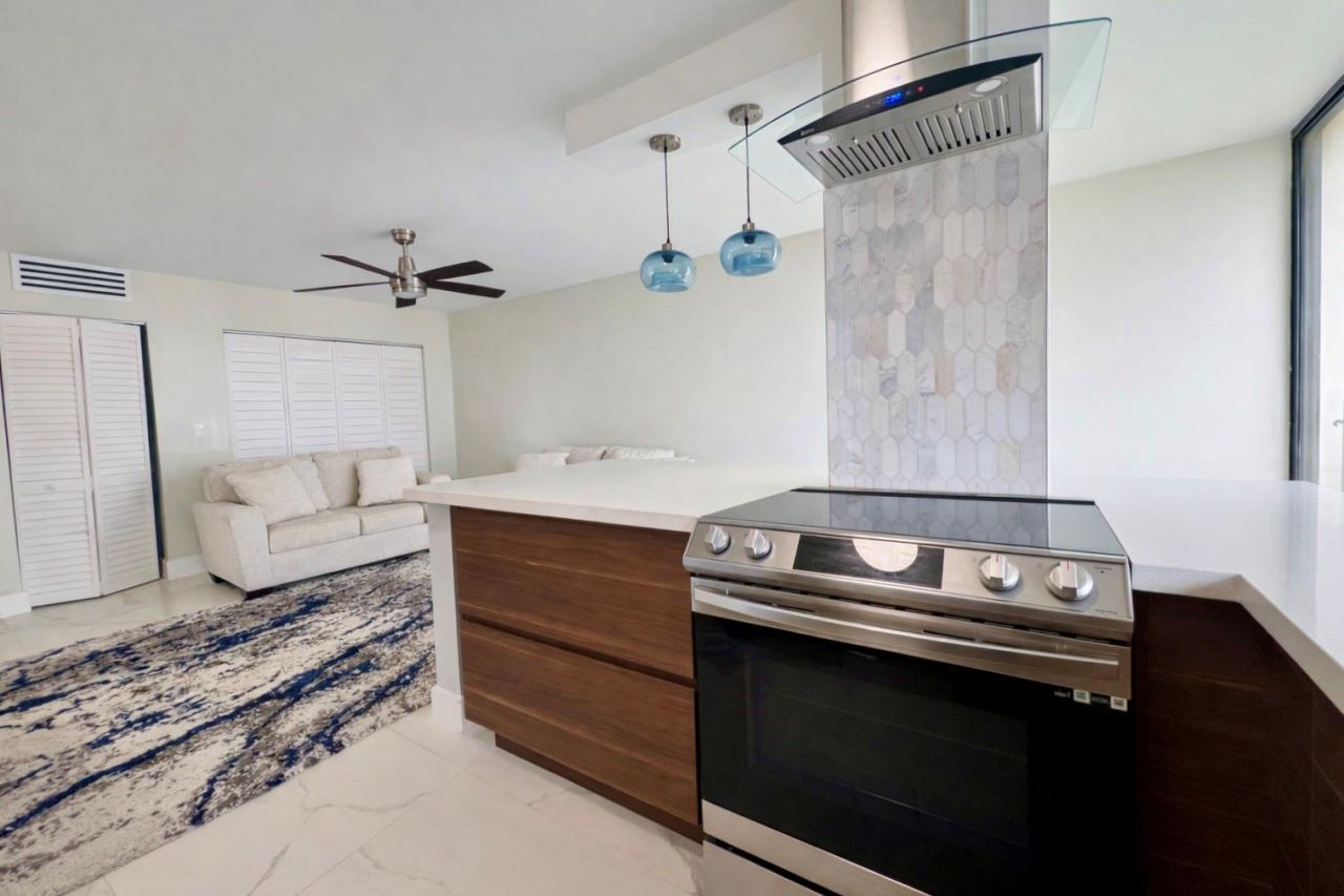 16919 N Bay Road, Unit 911, Sunny Isles Beach, FL 33160 Photo