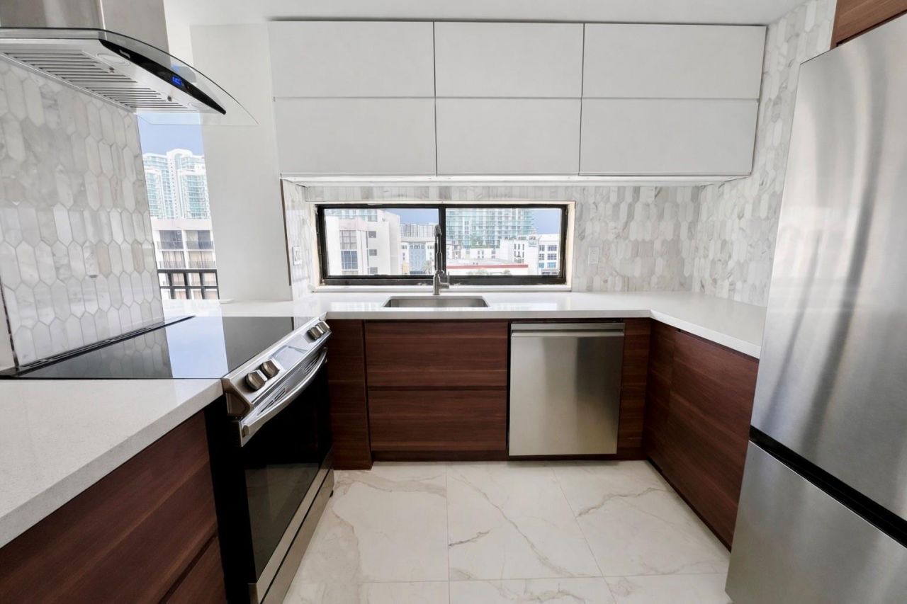 16919 N Bay Road, Unit 911, Sunny Isles Beach, FL 33160 Photo