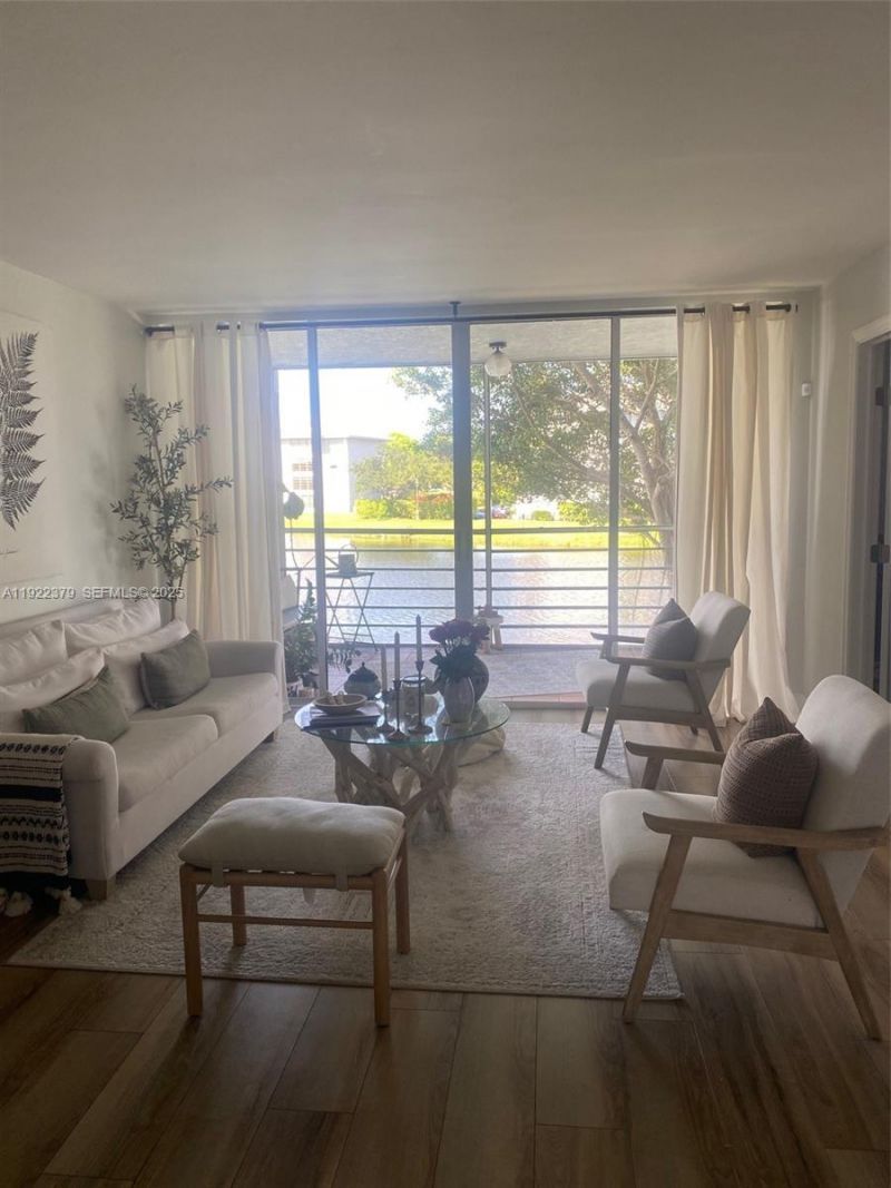 9420 Poinciana Pl , Unit 214, Davie, FL 33324 Photo