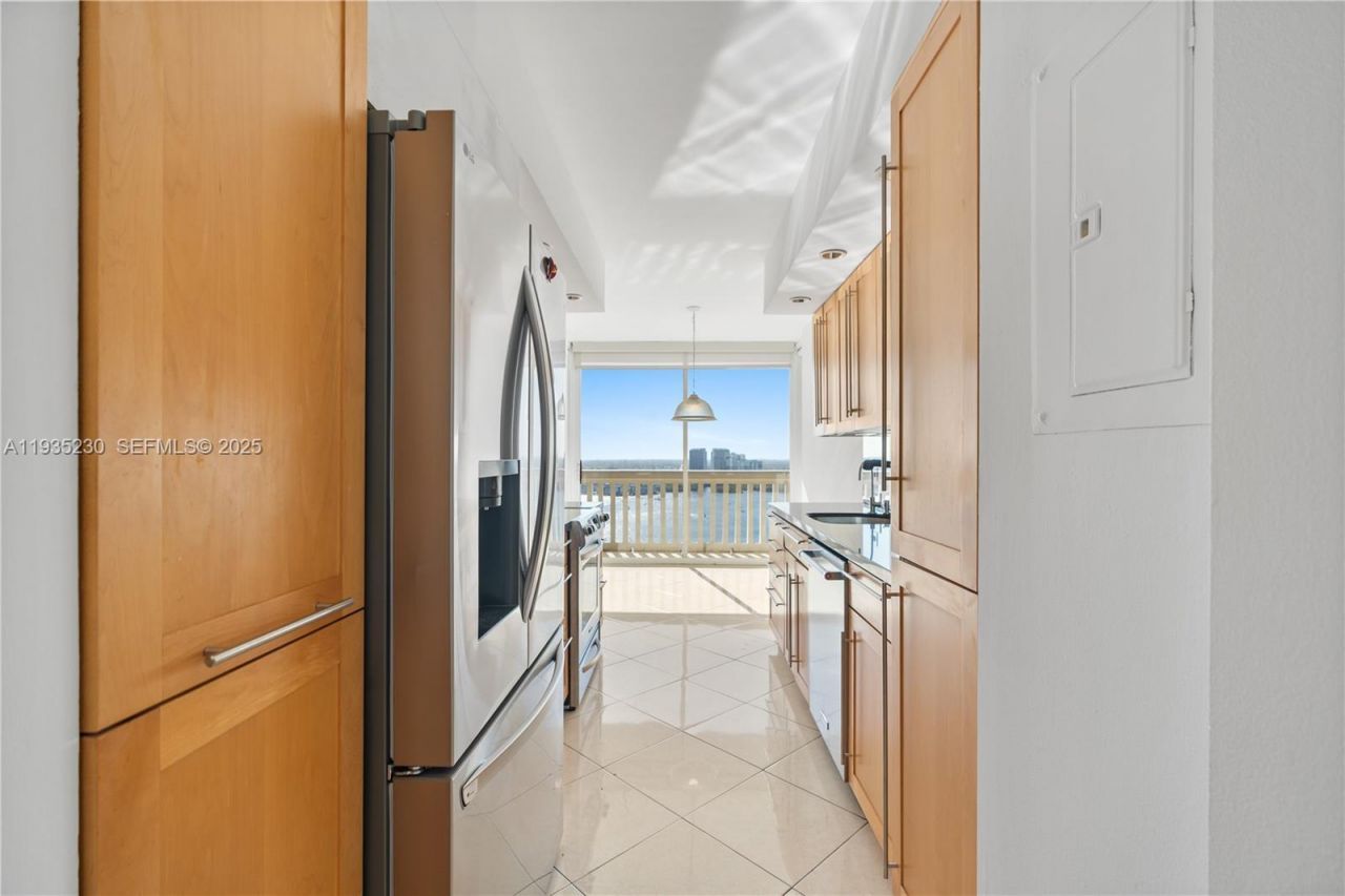 1000 W Island Blvd, Unit 3002, Aventura, FL 33160 Photo