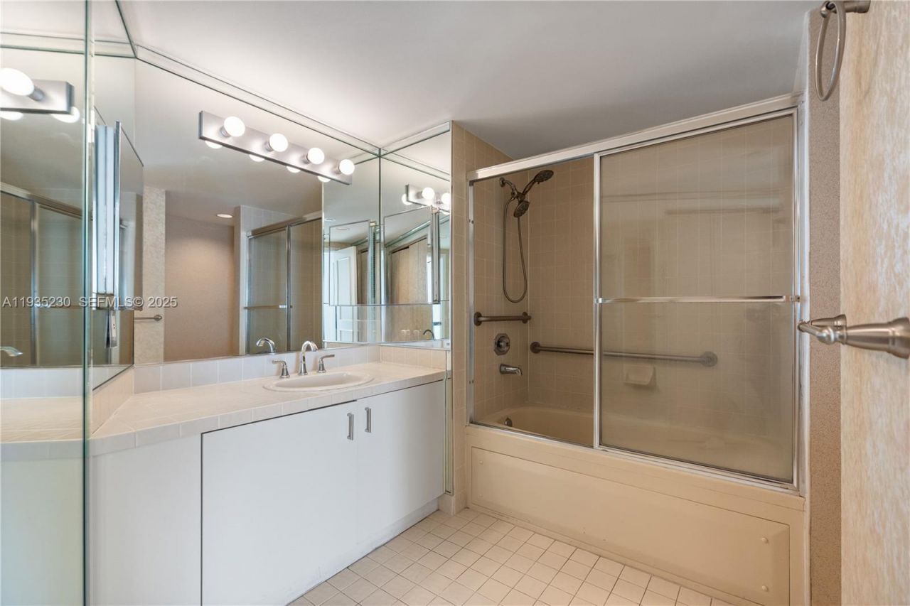 1000 W Island Blvd, Unit 3002, Aventura, FL 33160 Photo