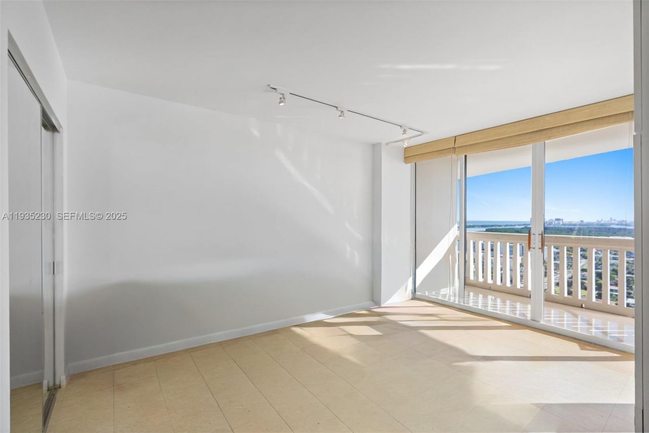 1000 W Island Blvd, Unit 3002, Aventura, FL 33160 Photo