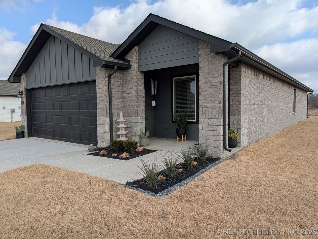 1100 N Arapahoe Avenue, Chouteau, OK 74337 Main Photo