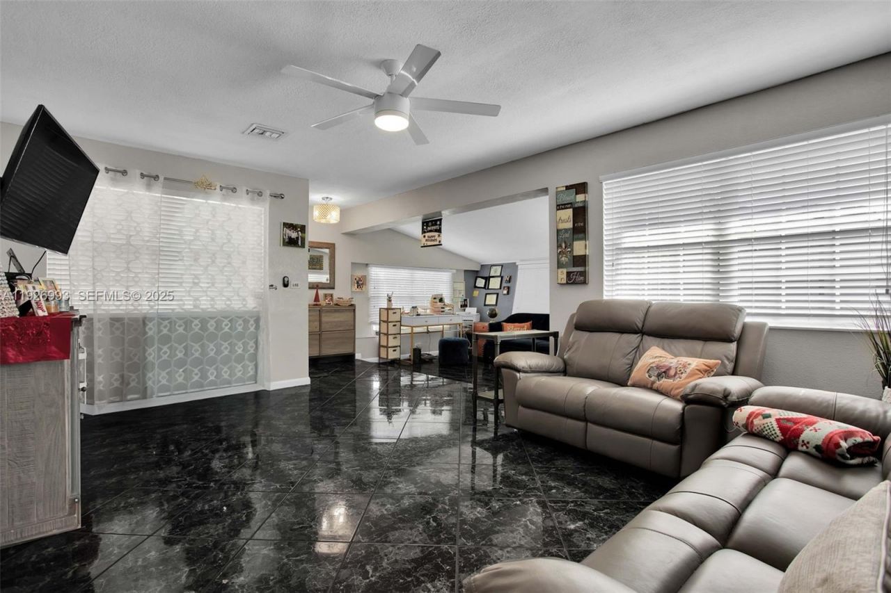 2410 Flamingo Dr, Miramar, FL 33023 Photo