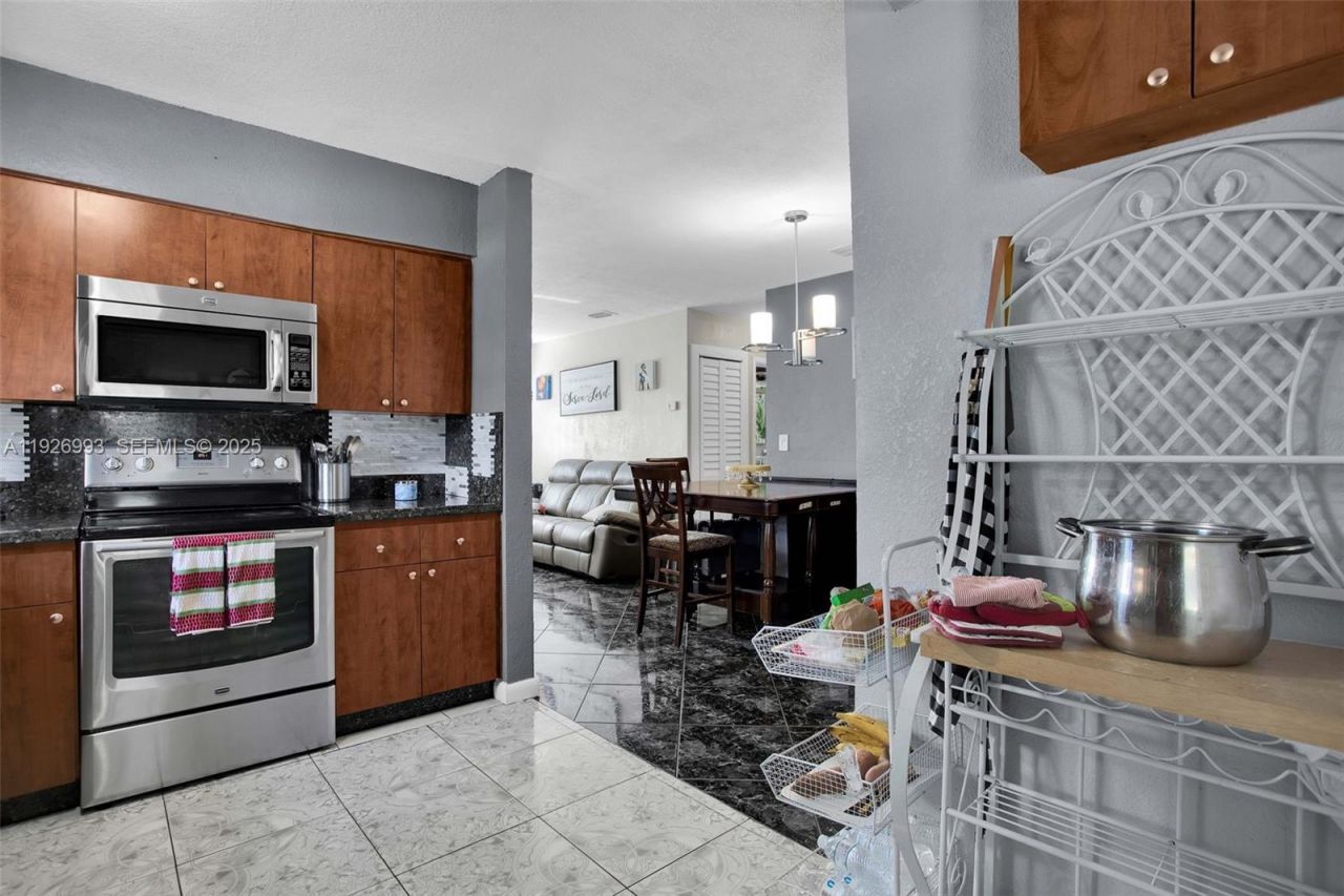 2410 Flamingo Dr, Miramar, FL 33023 Photo