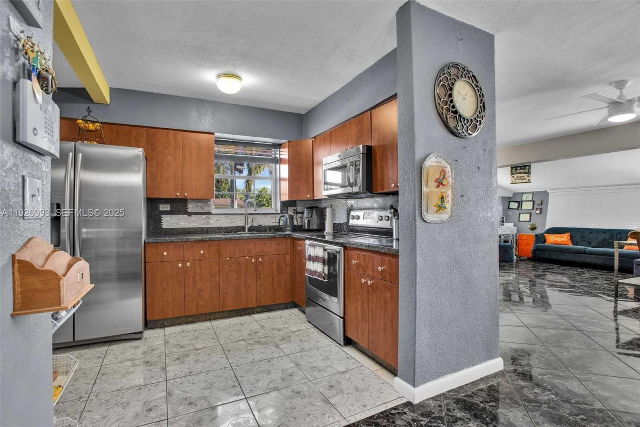 2410 Flamingo Dr, Miramar, FL 33023 Photo