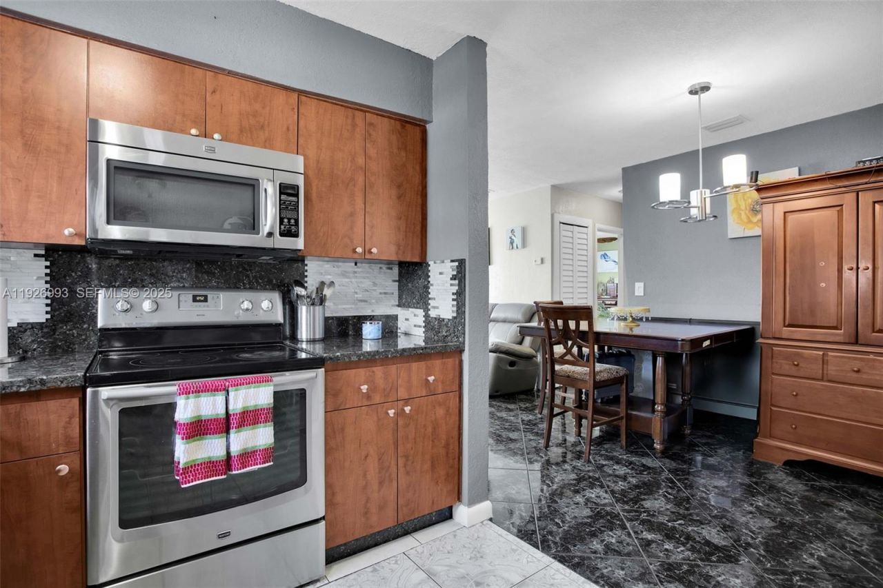 2410 Flamingo Dr, Miramar, FL 33023 Photo