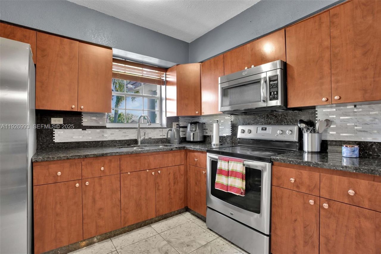 2410 Flamingo Dr, Miramar, FL 33023 Photo