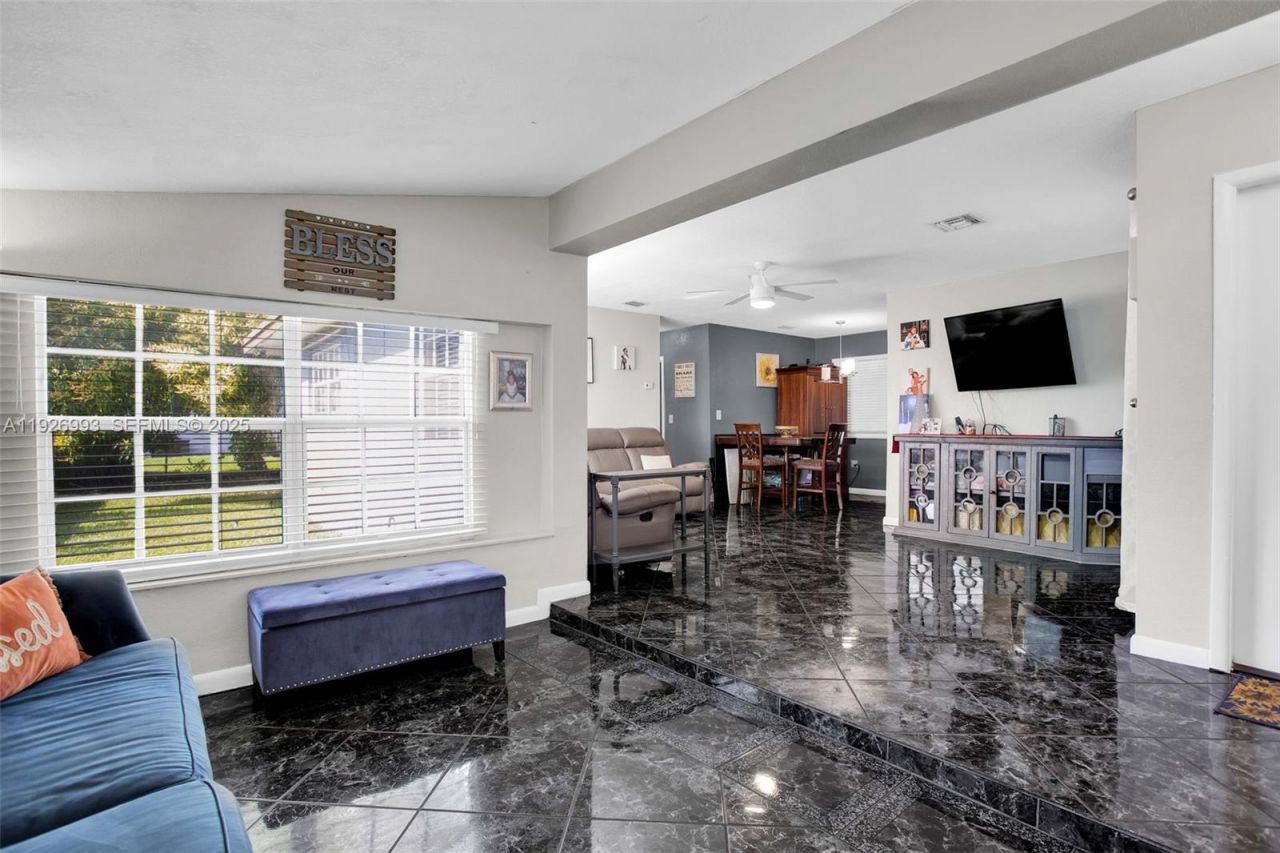 2410 Flamingo Dr, Miramar, FL 33023 Photo