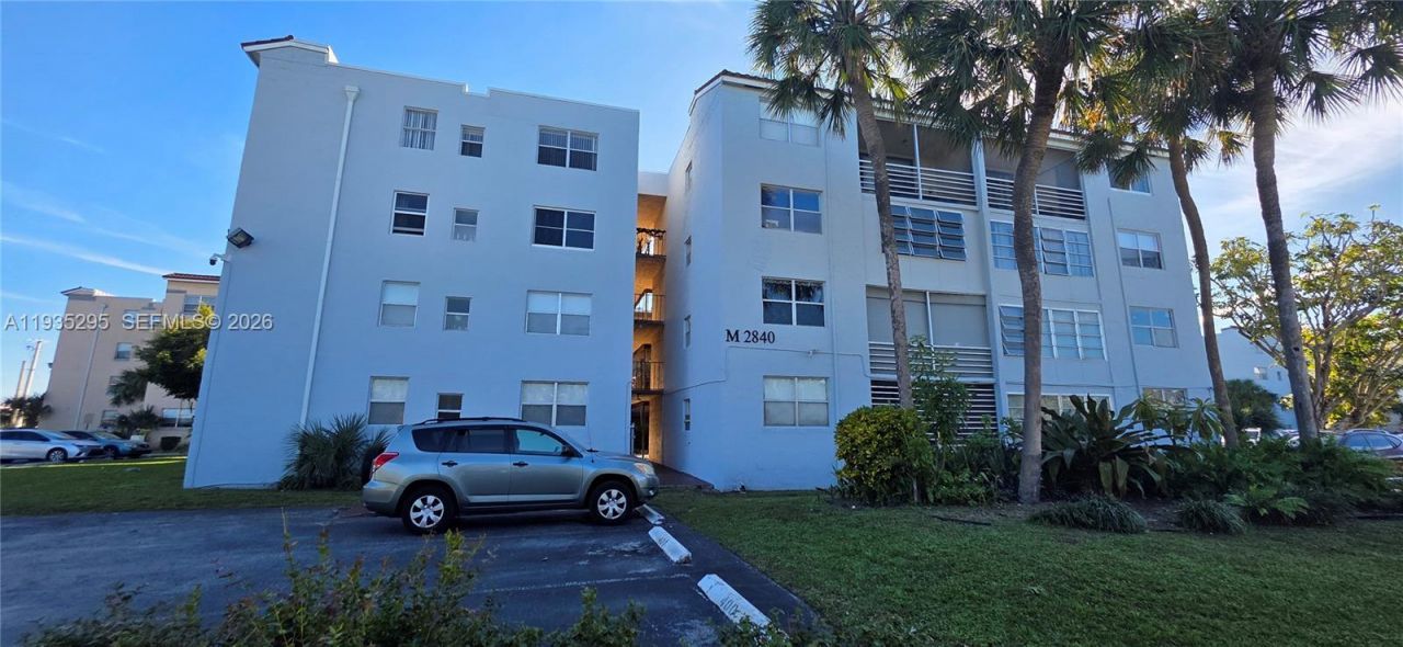 2840 Somerset Dr, Unit 318M, Lauderdale Lakes, FL 33311 Photo