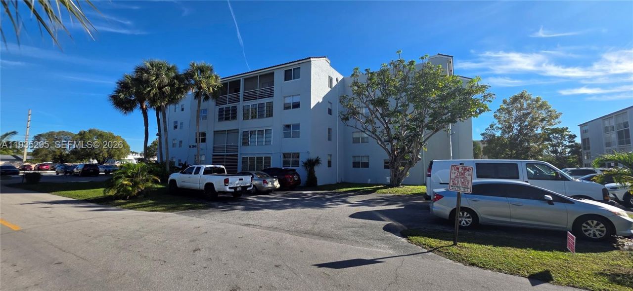 2840 Somerset Dr, Unit 318M, Lauderdale Lakes, FL 33311 Photo