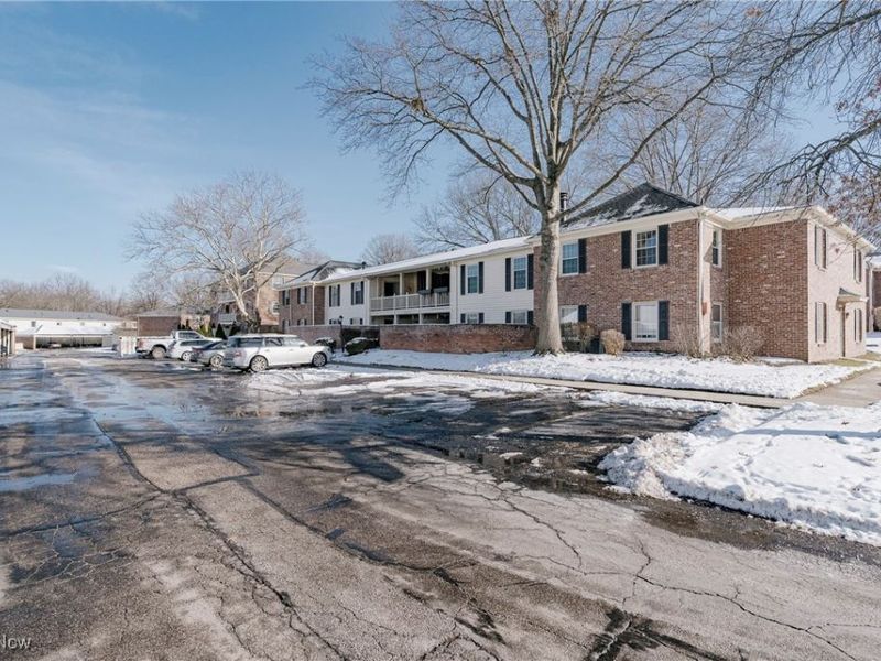 25 Berkshire Court, Unit 3A, Akron, OH 44313 Photo 2