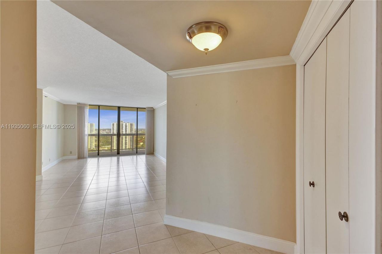 20185 E Country Club Dr, Unit 2209, Aventura, FL 33180 Photo