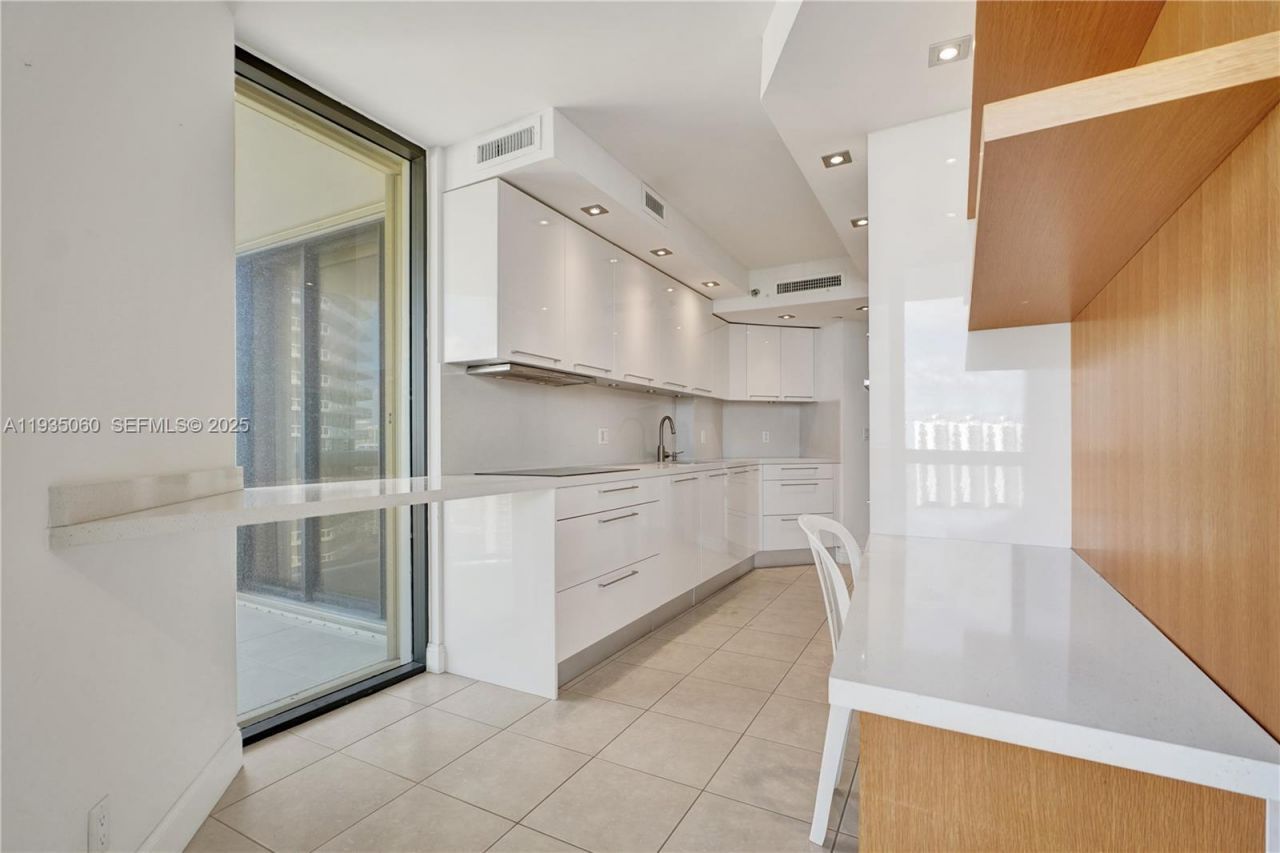 20185 E Country Club Dr, Unit 2209, Aventura, FL 33180 Photo