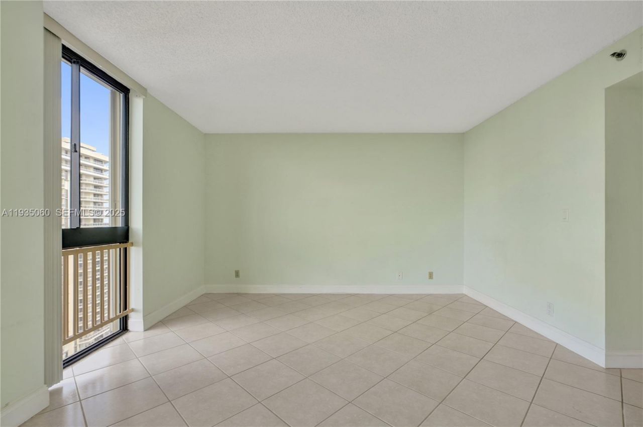 20185 E Country Club Dr, Unit 2209, Aventura, FL 33180 Photo