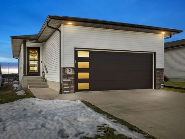 1429 Applewood Drive, Fairfax, IA 52228