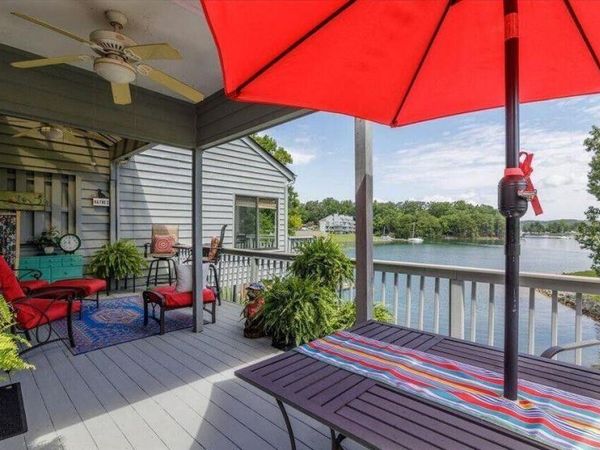 27 Peninsula Point DR, Moneta, VA 24121