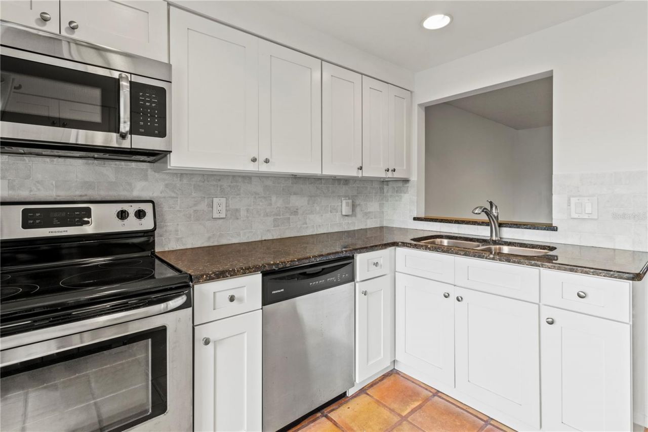 2375 Lakeside Mews, Unit D2, Sarasota, FL 34235 Photo