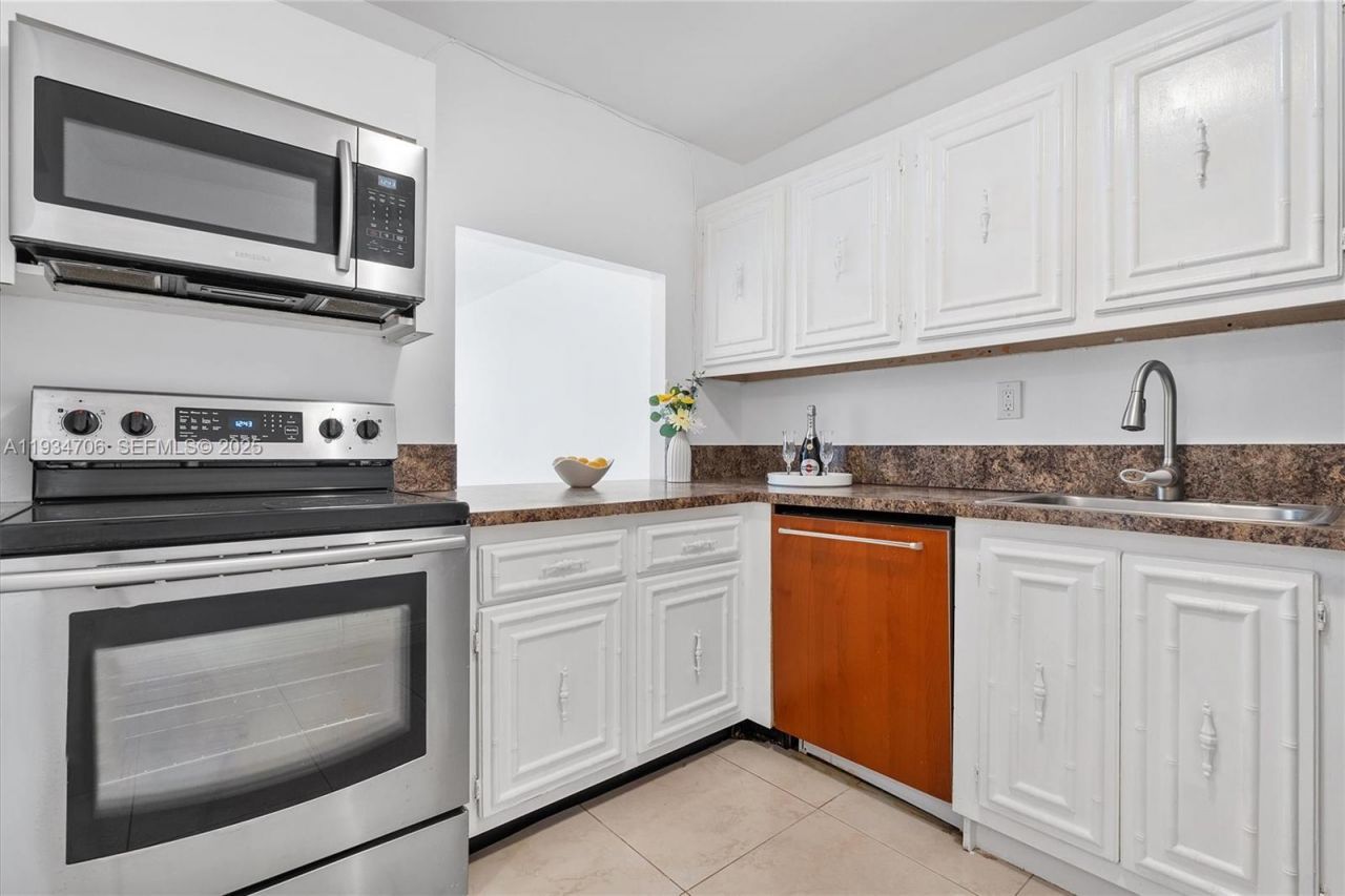 1000 Parkview Dr, Unit 316, Hallandale Beach, FL 33009 Photo