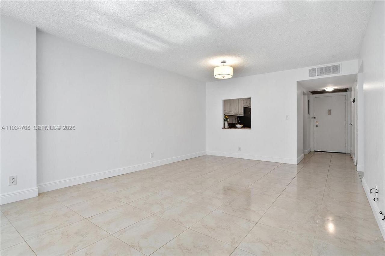 1000 Parkview Dr, Unit 316, Hallandale Beach, FL 33009 Photo