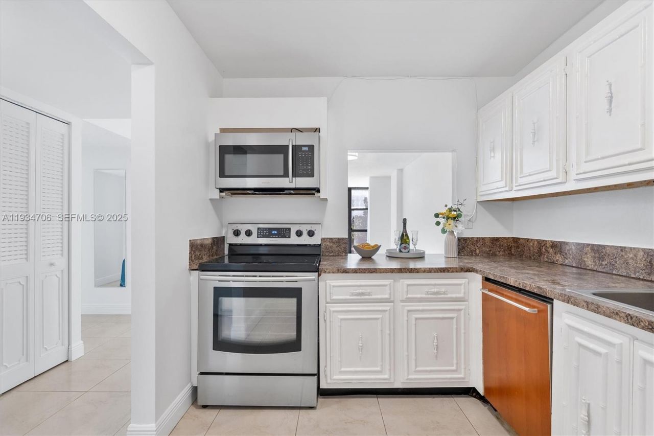 1000 Parkview Dr, Unit 316, Hallandale Beach, FL 33009 Photo