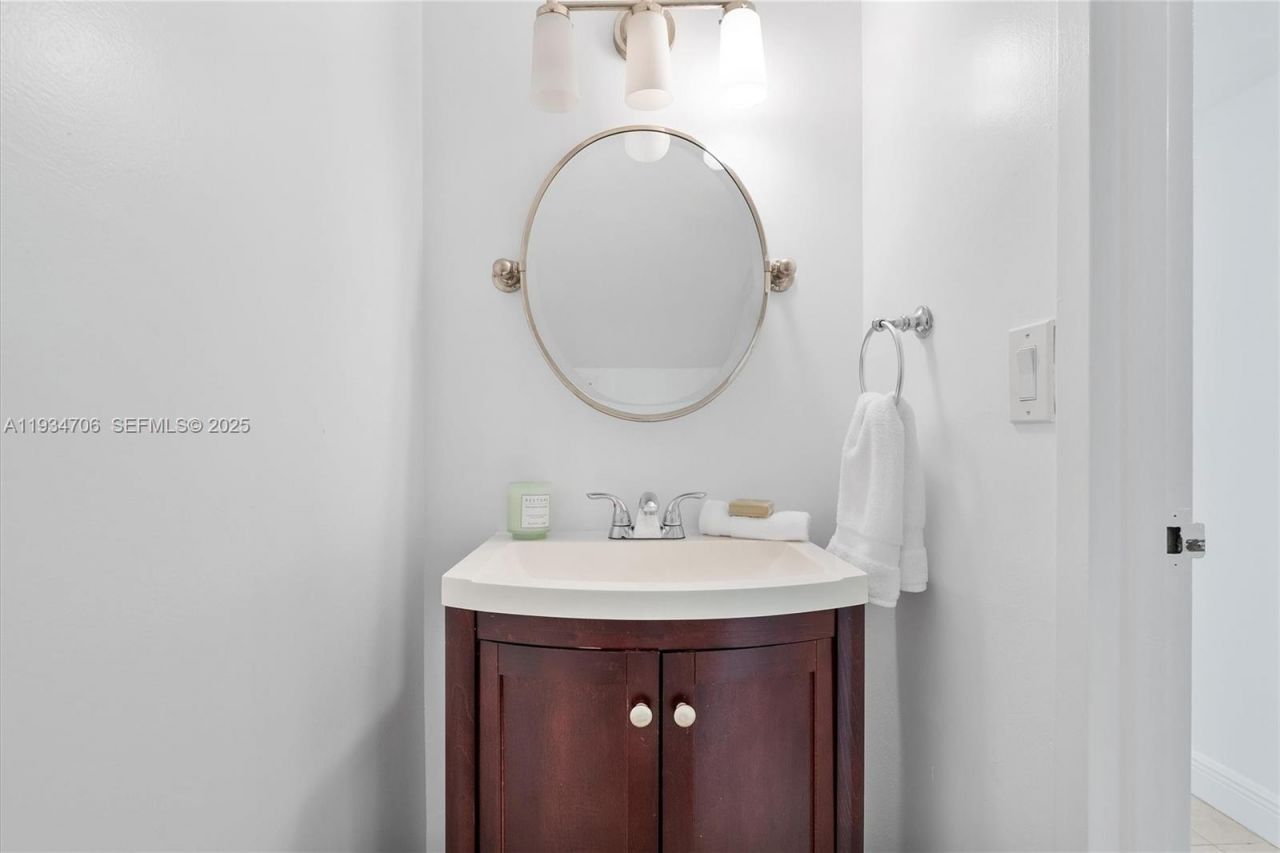 1000 Parkview Dr, Unit 316, Hallandale Beach, FL 33009 Photo