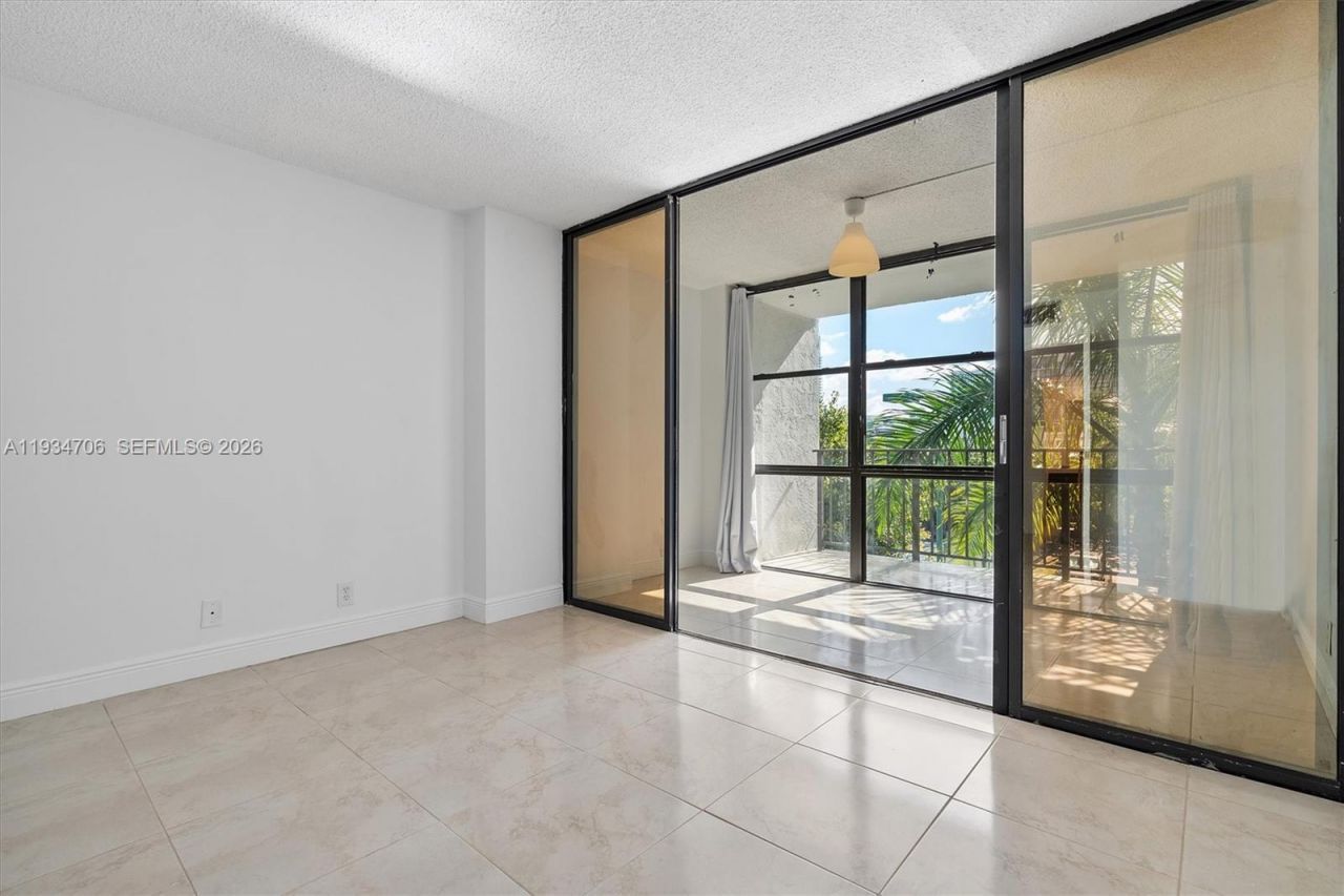 1000 Parkview Dr, Unit 316, Hallandale Beach, FL 33009 Photo