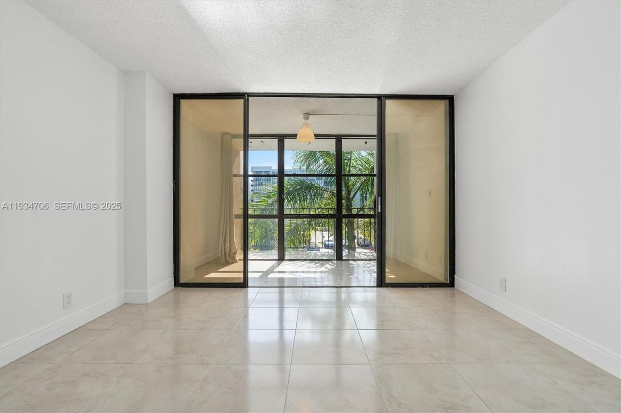 1000 Parkview Dr, Unit 316, Hallandale Beach, FL 33009 Photo