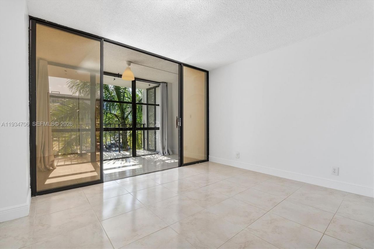 1000 Parkview Dr, Unit 316, Hallandale Beach, FL 33009 Photo