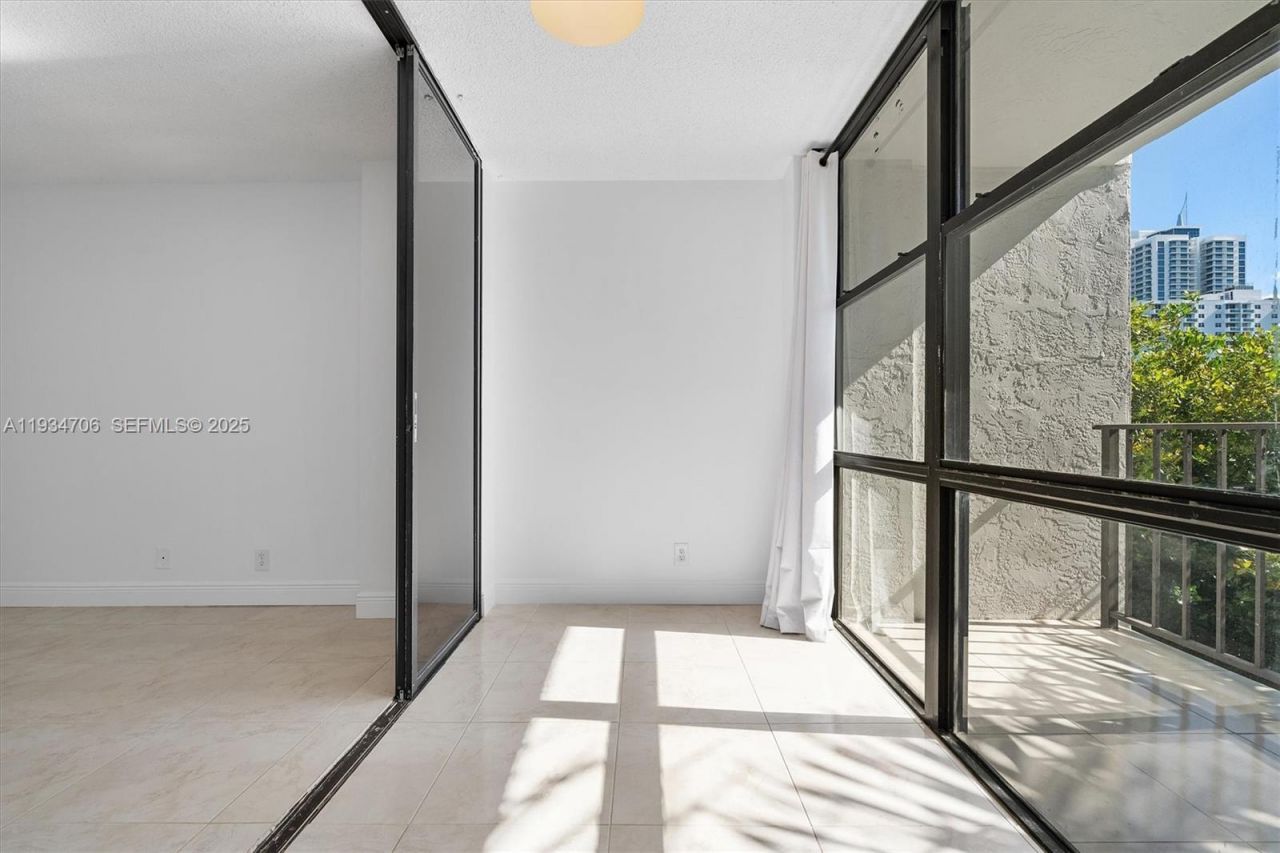 1000 Parkview Dr, Unit 316, Hallandale Beach, FL 33009 Photo