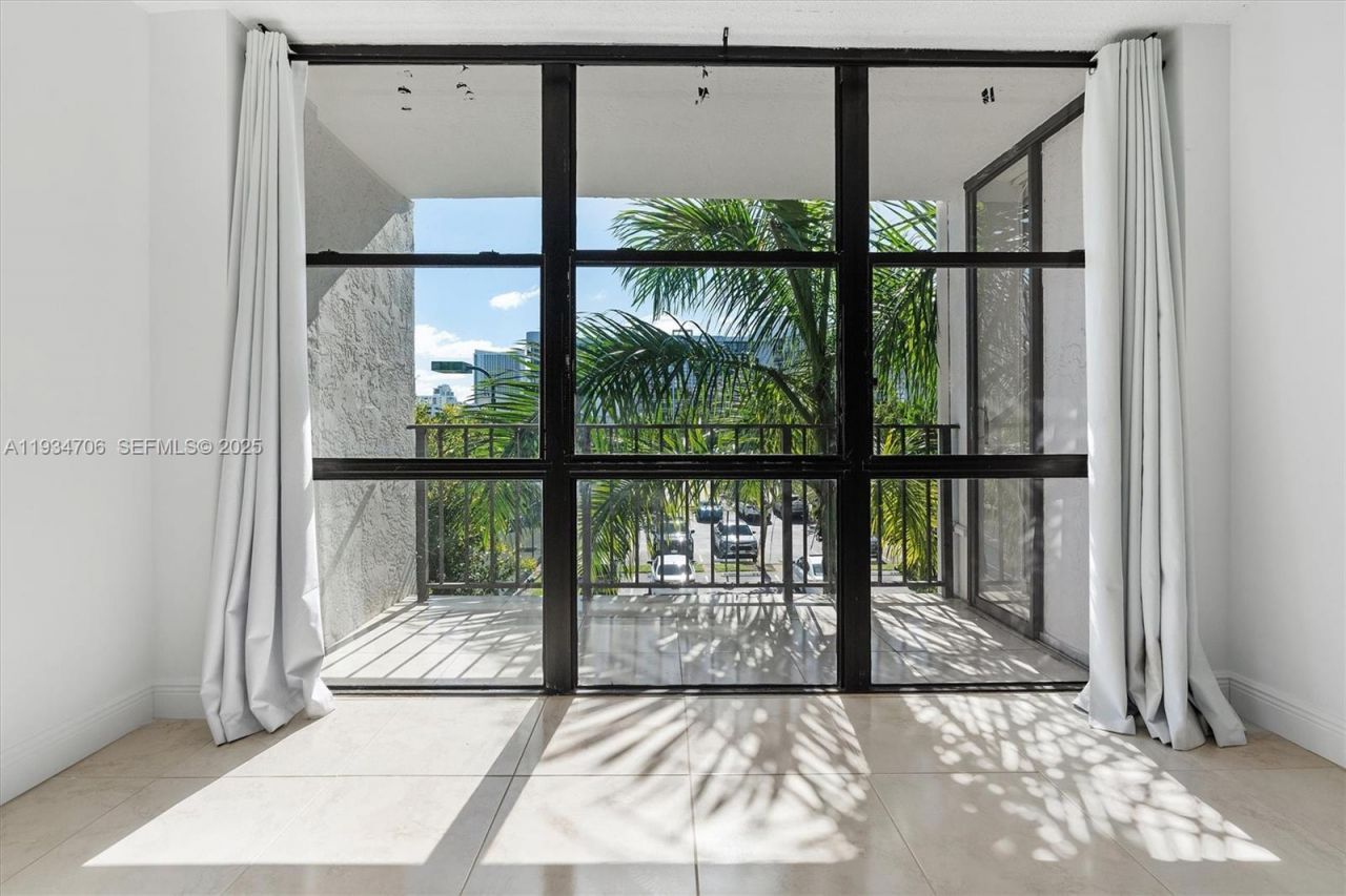 1000 Parkview Dr, Unit 316, Hallandale Beach, FL 33009 Photo