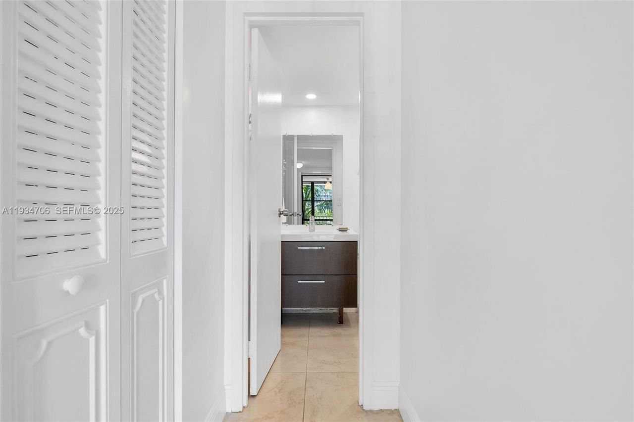 1000 Parkview Dr, Unit 316, Hallandale Beach, FL 33009 Photo