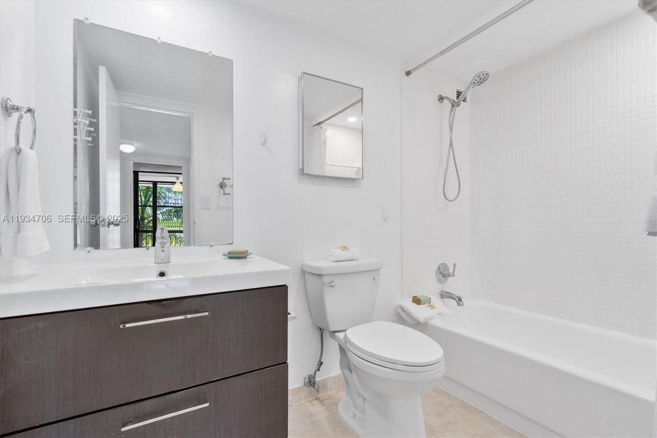 1000 Parkview Dr, Unit 316, Hallandale Beach, FL 33009 Photo